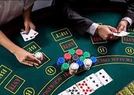 Dealer profesional imbaslot di studio meja langsung dengan suasana modern